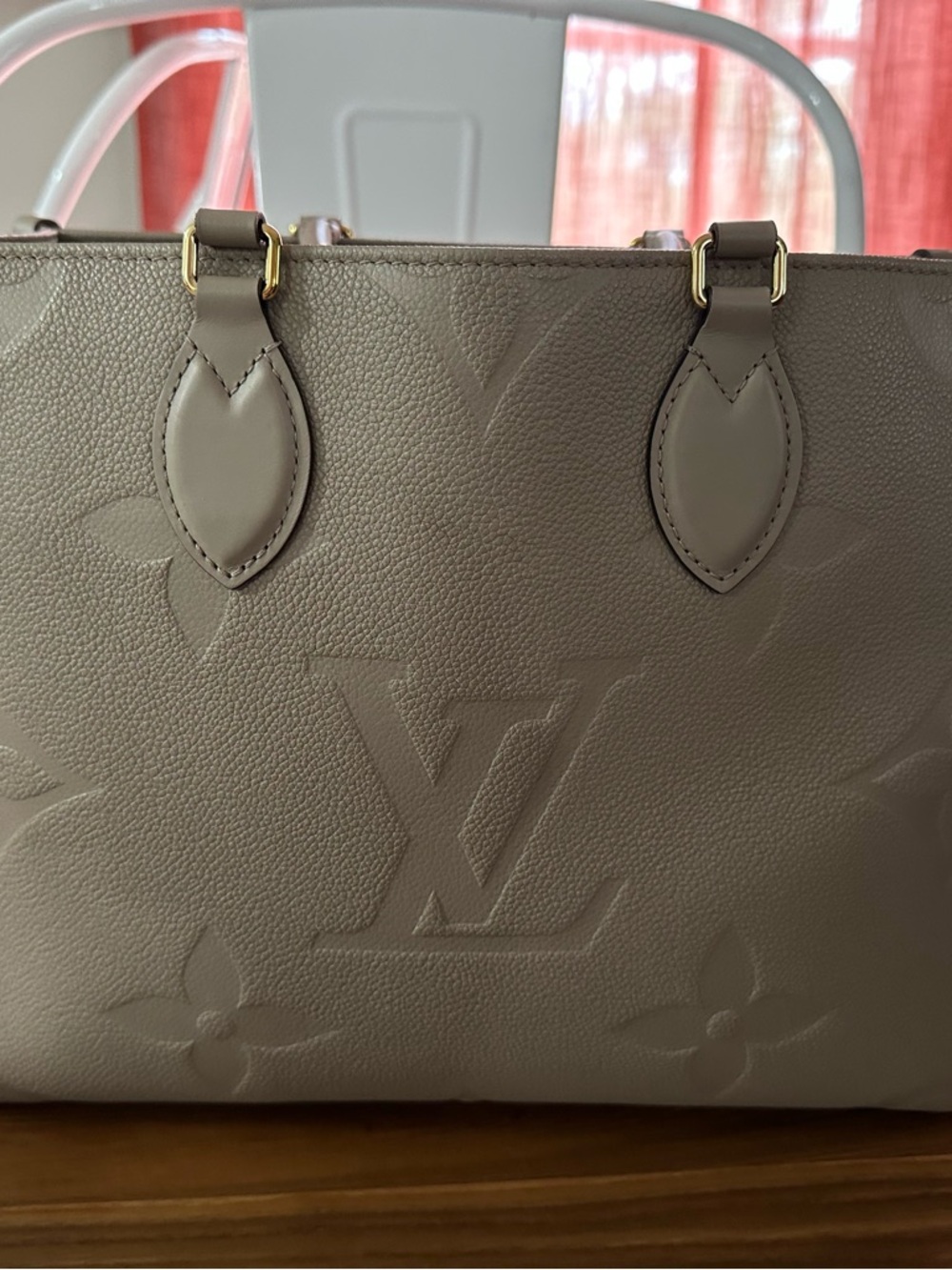 Louis Vuitton Onthego MM.  LV Light Beige Embossed Leather Tote - Picture 7 of 9
